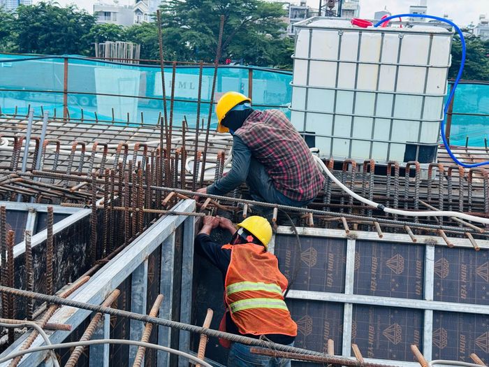 Công nhân đang khẩn trương thi công tại các dự án giao thông trọng điểm kết nối sân bay Long Thành.