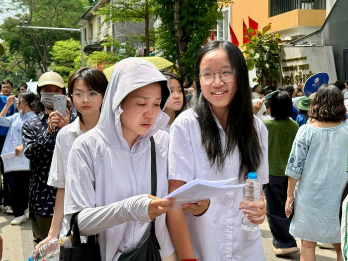 Nụ cười rạng rỡ của thí sinh sau khi hoàn thành bài thi Ngữ văn lớp 10 tại Hà Nội.