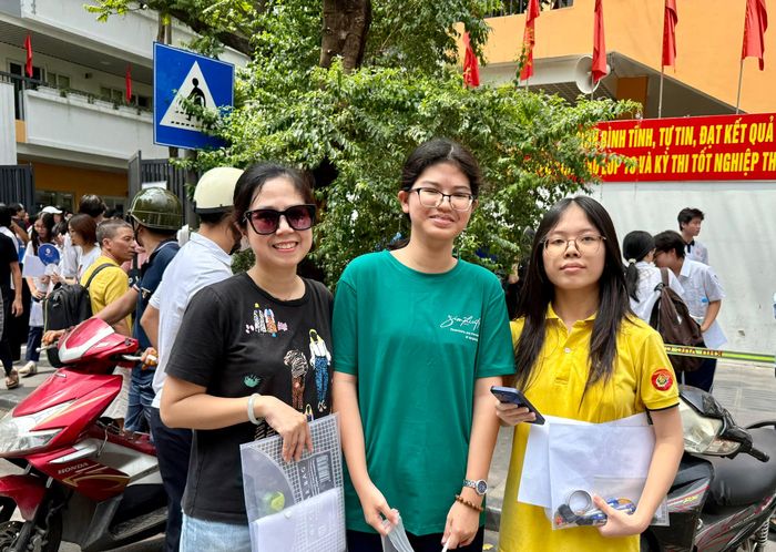 Phụ huynh không giấu được niềm vui khi đón thí sinh sau buổi thi.