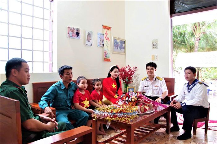 Dù còn gặp nhiều khó khăn về điều kiện cơ sở vật chất, thời tiết và khoảng cách địa lý, song công tác chuẩn bị cho ngày Quốc tế Thiếu nhi tại đặc khu Trường Sa vẫn được triển khai chu đáo, thể hiện sự quan tâm sâu sắc của cấp ủy, chỉ huy các đơn vị đối với đời sống tinh thần của người dân và cán bộ, chiến sĩ trên đảo.