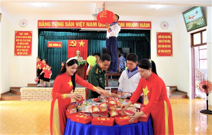 Những phần quà gồm bánh kẹo, sữa, sách vở và đồ dùng học tập được các đơn vị ở Trường Sa chuẩn bị cẩn thận để trao tặng các em trong ngày 1/6.