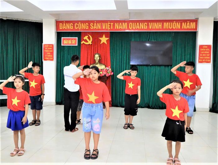 Từng động tác của các cháu tham gia biểu diễn văn nghệ được bộ đội trên đặc khu Trường Sa chỉnh sửa kỹ càng để sẵn sàng trình diễn trên sân khấu của đảo.