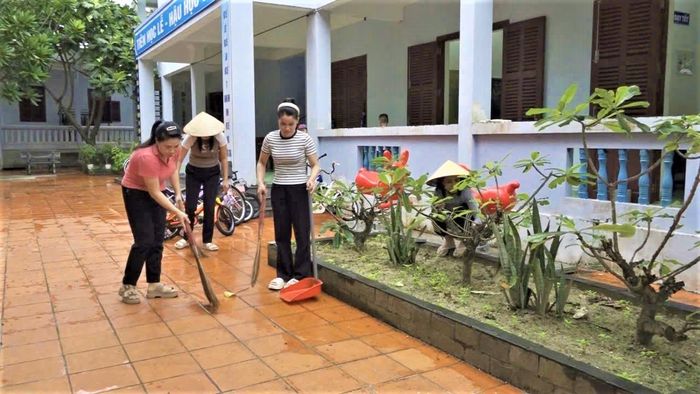 Tại một số đảo, cán bộ, chiến sĩ cùng các gia đình dọn dẹp cảnh quan, trang trí hội trường, chuẩn bị chu đáo cho ngày hội tuổi thơ nơi đảo xa.