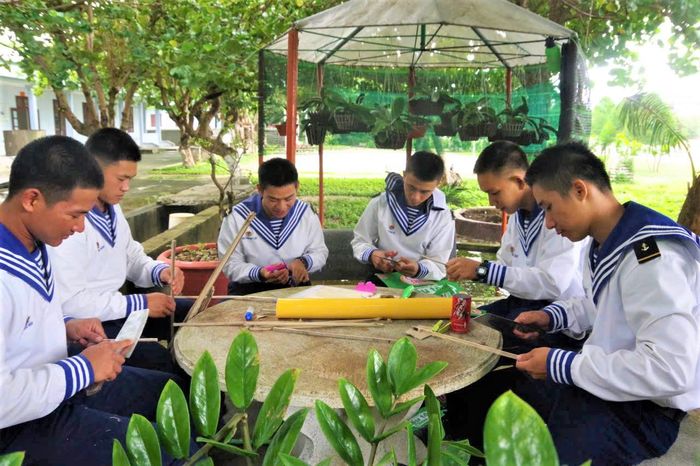Các chiến sĩ Đặc khu Trường Sa, Khánh Hòa tích cực chuẩn bị những món quà nhân ngày thiếu nhi. Không khí tất bật nhưng đầy tiếng cười khiến các đảo thêm gần gũi, ấm áp trước ngày hội của trẻ thơ.
