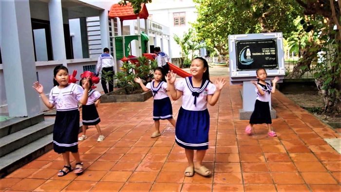 Các cháu thiếu nhi hào hứng tập luyện những tiết mục văn nghệ ca ngợi quê hương, biển đảo và tình yêu Tổ quốc dưới sự hướng dẫn của cán bộ, chiến sĩ Hải quân.