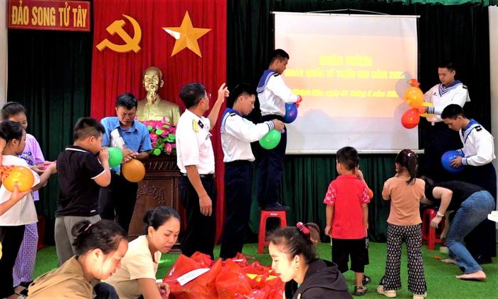 Cán bộ, chiến sĩ trên đảo Song Tử Tây (đặc khu Trường Sa, tỉnh Khánh Hòa) tích cực hoàn thiện sân khấu, khu vui chơi và các tiết mục văn nghệ phục vụ chương trình tết Thiếu nhi.