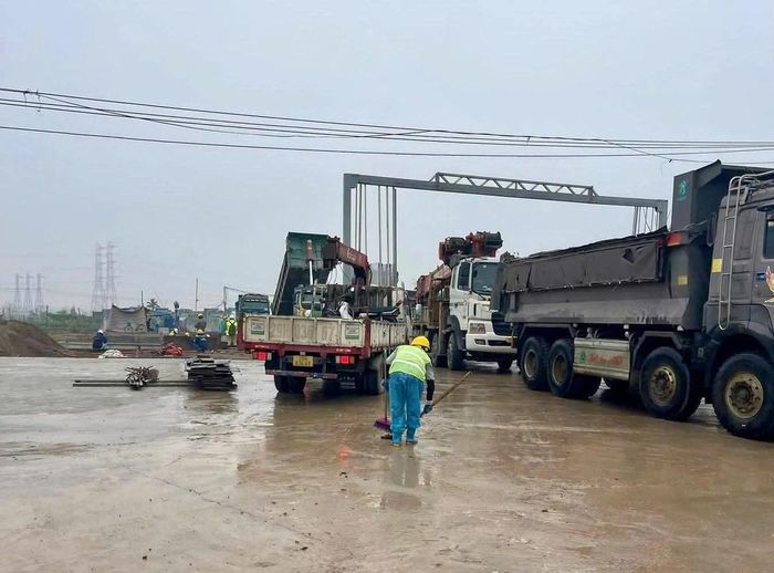 Lượng xe ra vào công trường lớn nên công nhân phải liên tục quét dọn, thu gom đất cát, rác thải.
