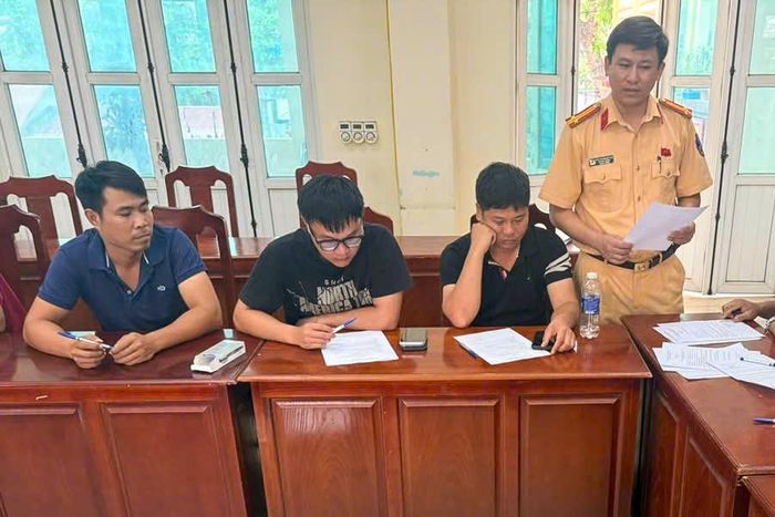 Các doanh nghiệp vận tải ký cam kết không chở hàng quá khổ quá tải, giữ vệ sinh môi trường.