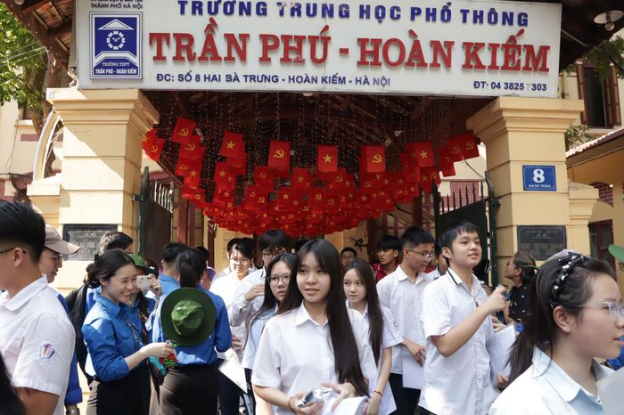 Thí sinh tại điểm thi Trường THPT Trần Phú - Hoàn Kiếm vui vẻ rời phòng thi sau khi kết thúc môn Tiếng Anh.