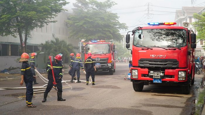 Ngay sau khi nhận được tin báo, lực lượng Cảnh sát Phòng cháy, chữa cháy và Cứu nạn, cứu hộ Công an tỉnh Gia Lai đã huy động hàng trăm cán bộ, chiến sĩ cùng nhiều xe chữa cháy chuyên dụng đến hiện trường dập lửa, ngăn cháy lan.
