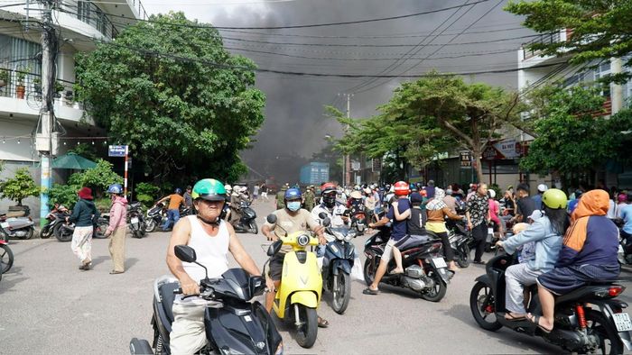 Người dân cho biết, thời điểm phát hiện sự việc, một cột khói lớn bốc lên từ khu nhà kho. Chỉ ít phút sau, nhiều tiếng nổ liên tiếp phát ra từ bên trong khiến những người sinh sống gần đó hoảng hốt.