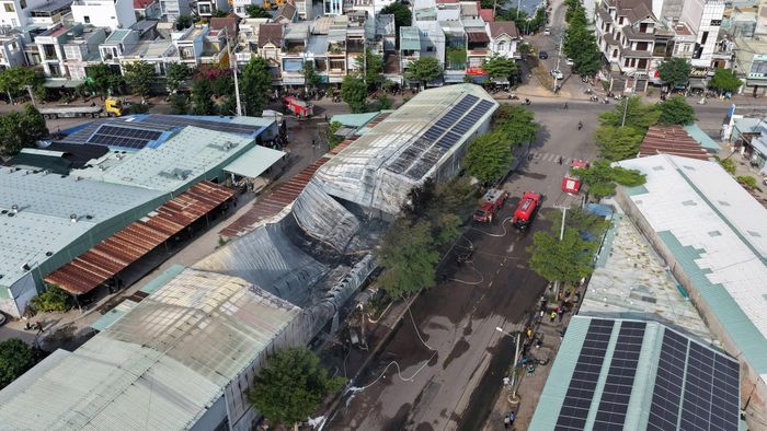 Khu vực xảy ra hỏa hoạn được lực lượng chức năng phong tỏa nhằm phục vụ công tác cứu hỏa và bảo đảm an toàn cho người dân.