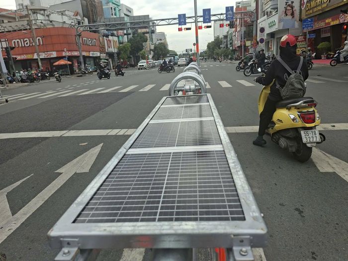 Dải phân cách tự động sử dụng năng lượng mặt trời trên đường Cộng Hòa, đoạn giao Tân Kỳ Tân Quý.