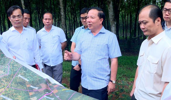 Ông Nguyễn Văn Út (áo sọc) kiểm tra thực địa dự án Vành đai 4 TP.HCM.
