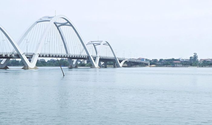 Ông Nguyễn Việt Vương, Giám đốc Ban Quản lý dự thành phần 2 - cầu Nhật Lệ 3, Sở Tài chính Quảng Trị cho biết, đường đầu cầu phía Đông cầu Nhật Lệ 3 hiện còn vướng mặt bằng 13 hộ dân bị ảnh hưởng về đất ở và 2 hộ dân bị ảnh hưởng về đất nông nghiệp, với chiều dài khoảng 0,5km.