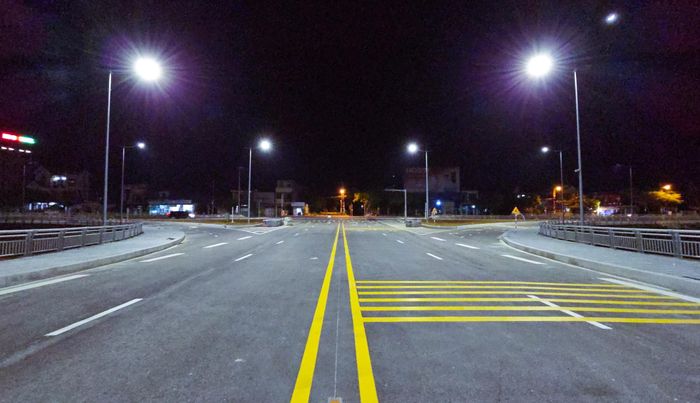 Trong đó, đường đầu cầu phía Tây cầu Nhật Lệ 3 giao với quốc lộ 1 đoạn qua xã Quảng Ninh; đường đầu cầu phía Đông giao với đường ven biển đoạn qua phường Đồng Hới.