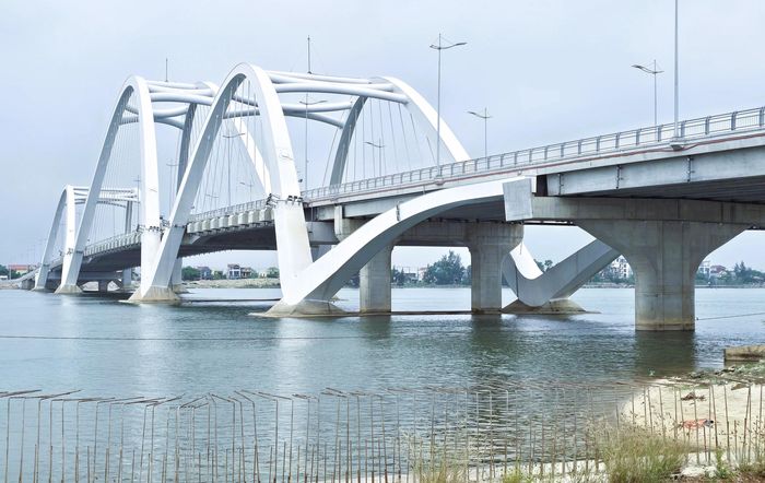 Cầu Nhật Lệ 3 được xây dựng vĩnh cửu bằng thép và bê tông cốt thép dự ứng lực, kết cấu cầu chính dạng cầu vòm, kết cấu cầu dẫn dạng nhịp giản đơn, bề rộng cầu 23,5m.