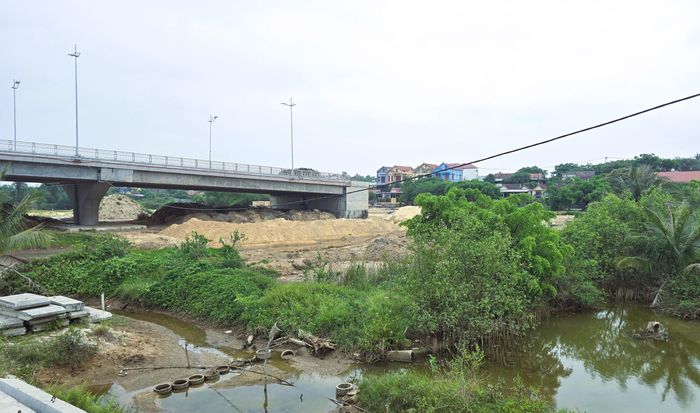 Theo lãnh đạo UBND phường Đồng Hới, địa phương đang tập trung tháo gỡ vướng mắc mặt bằng để sớm bàn giao mặt bằng còn lại của dự án để chủ đầu tư, nhà thầu thi công hoàn thành dự án theo kế hoạch.