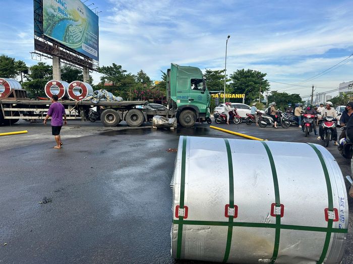 Tôn cuộn có trọng lượng lớn, theo quán tính, hàng hóa này sẽ rất dễ lăn xuống đường, xảy ra những vụ tai nạn nghiêm trọng nếu không được chằng buộc kỹ.