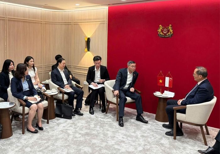Đoàn công tác Bộ Tài chính Việt Nam tại hội đàm.