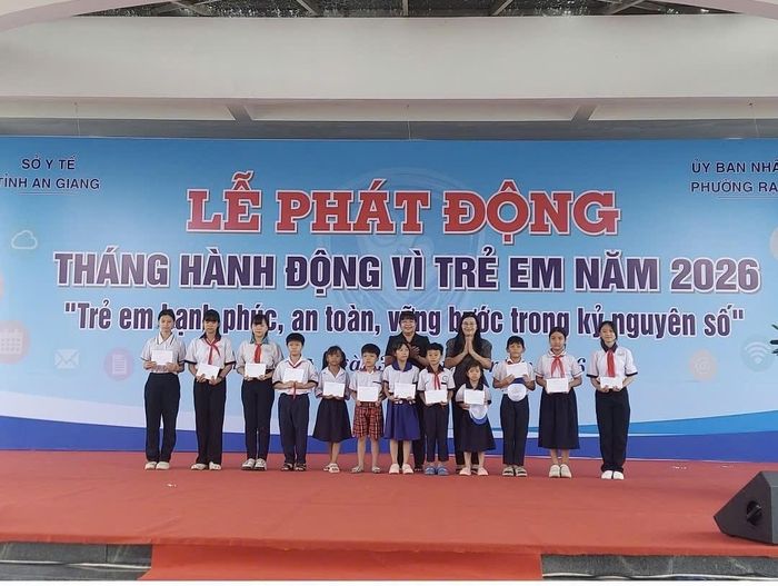 Lãnh đạo phường Rạch Giá trao học bổng cho các học sinh vượt khó học tốt