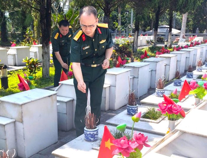 Tác giả thắp hương cho các anh hùng tại Nghĩa trang Liệt sĩ Quốc gia Vị Xuyên