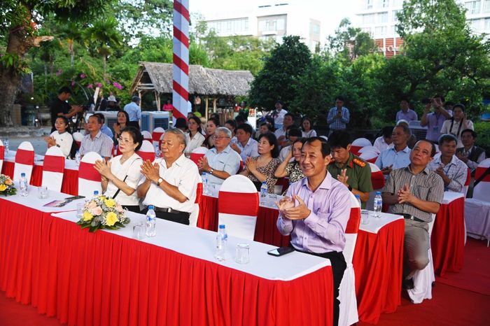 Các đại biểu dự khai mạc. Ảnh Đăng Lâm