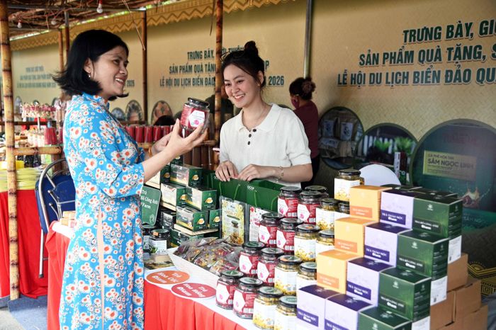 Đại biểu mua các sản phẩm OCOP. Ảnh Đăng Lâm