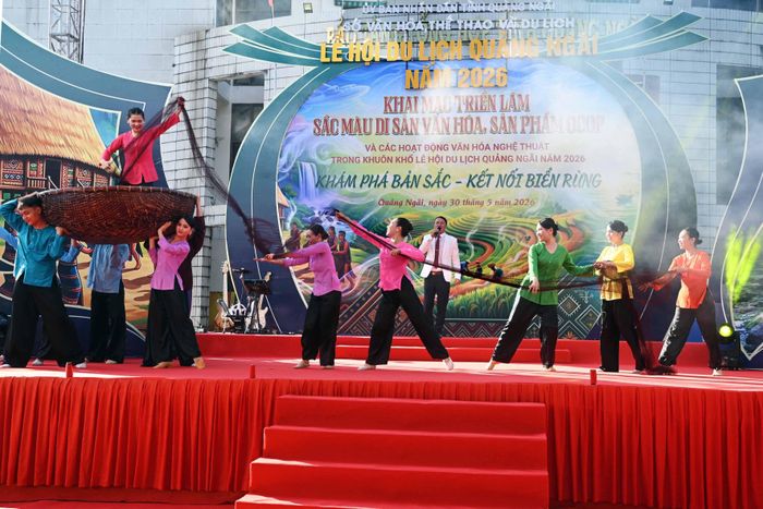 Các tiết mục chương trình nghệ thuật tại buổi khai mạc. Ảnh Đăng Lâm