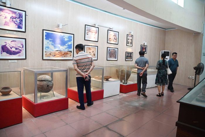 Các đại biểu tham quan phòng trưng bày di sản Văn hóa Sa Huỳnh. Ảnh Đăng Lâm