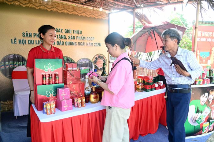 Các đại biểu xem, mua sản phẩm OCOP rượu sâm Ngọc Linh. Ảnh Đăng Lâm