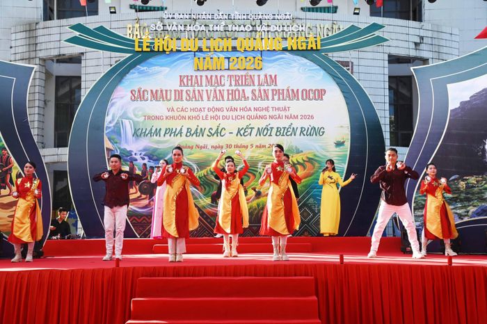 Chương trình nghệ thuật tại khai mạc. Ảnh Đăng Lâm