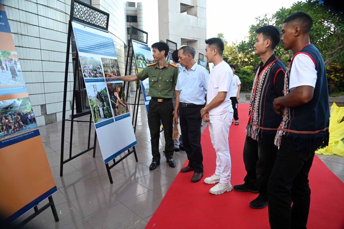 Các đại biểu xem hình ảnh cuộc sống sinh hoạt các dân tộc trên địa bàn tỉnh. Ảnh Đăng Lâm