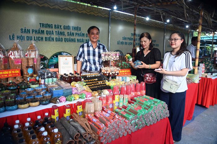 Các đại biểu xem, mua các sản phẩm OCOP sản xuất từ quế Trà Bồng. Ảnh Đăng Lâm