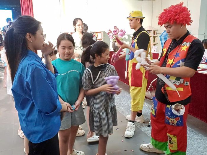 Các em giao lưu nhận bóng từ các chú hề.