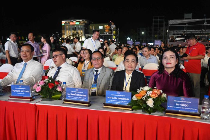 Bà Y Ngọc, Phó Chủ tịch Thường trực UBND tỉnh ngoài cùng bên phải và lãnh đạo các tỉnh nước bạn Lào, Cam Pu Chia.