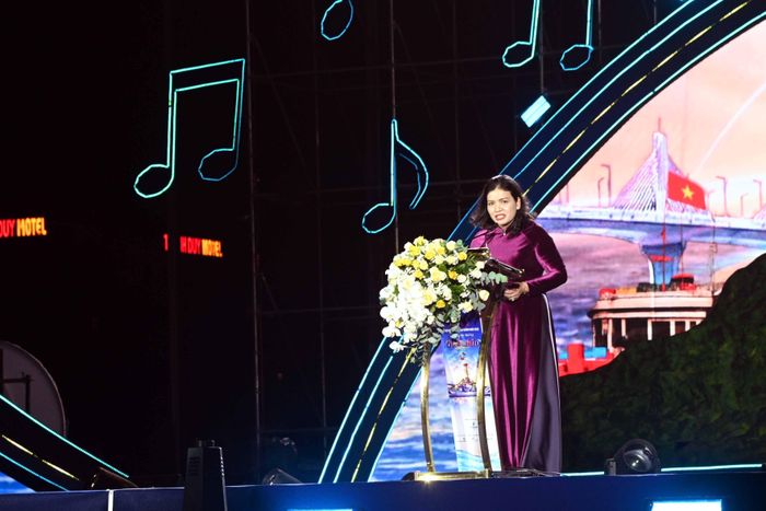 Bà Y Ngọc, Phó Chủ tịch Thường trực UBND tỉnh QUảng Ngãi phát biểu khai mạc Lễ hội du lịch Quảng Ngãi năm 2026