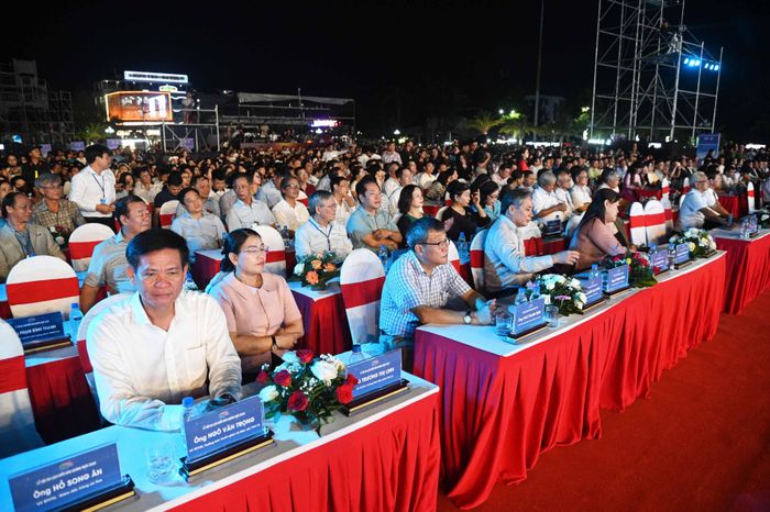 Các đồng chí lãnh đạo tỉnh dự lễ khai mạc
