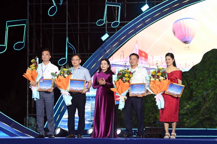 Bà Y Ngọc, Phó Chủ tịch Thường trực UBND tỉnh tặng hoa cho các nhà tài trợ lễ hội du lịch Quảng Ngãi năm 2026