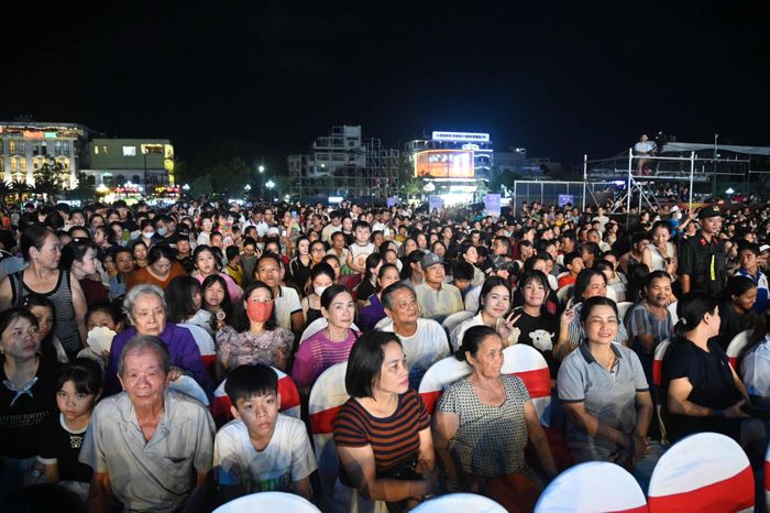 Đông đảo các tầng lớp Nhân dân dự lễ khai mạc