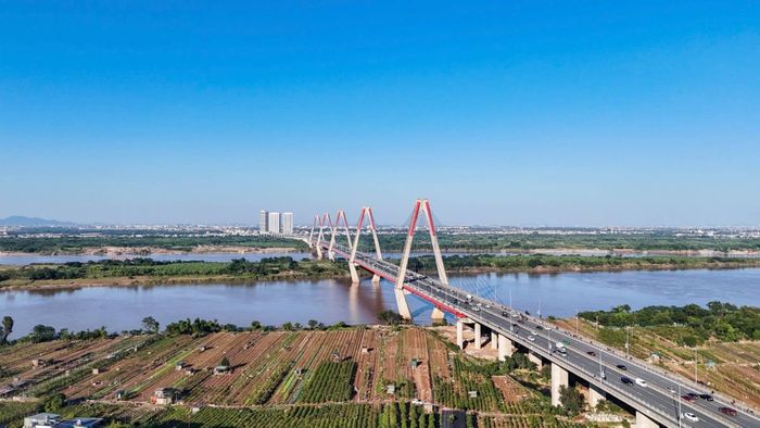 Cầu Nhật Tân bắc qua sông Hồng.