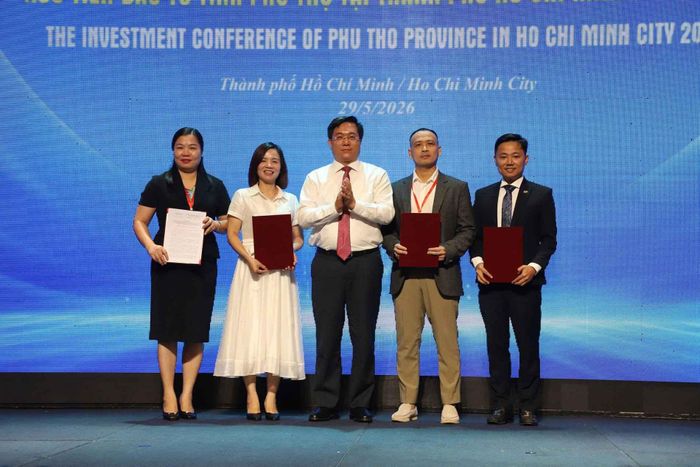  Chủ tịch UBND tỉnh Phú Thọ Trần Duy Đông trao quyết định và giấy chứng nhận đầu tư cho 4 dự án ngay tại hội nghị xúc tiến đầu tư. Ảnh: Sở Văn hóa TT&amp;DL tỉnh Phú Thọ. 