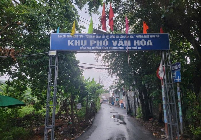 Cổng chào của một khu phố tại hẻm 261 đường Đình Phong Phú, phường Tăng Nhơn Phú. Ảnh: Quang Phương