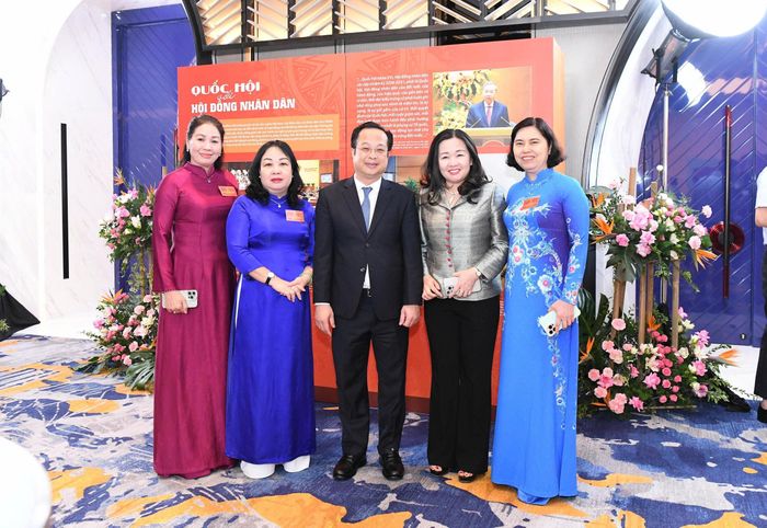 Các đại biểu chụp ảnh lưu niệm tại hội nghị. Ảnh: Lâm Hiển