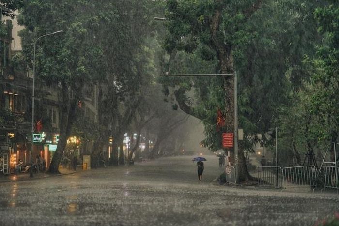 Khu vực Hà Nội, đêm có mưa rào và dông rải rác, cục bộ có nơi mưa to, sau có mưa rào và dông vài nơi. Ảnh minh họa