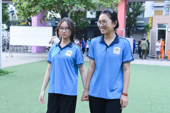 Nhiều thí sinh thoải mái, vui vẻ trước giờ làm bài thi Văn. Ảnh: Xuân Quý