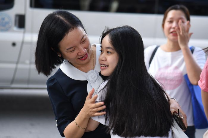 Thí sinh được người thân dặn dò, động viên trước giờ vào thi. Ảnh: Xuân Quý