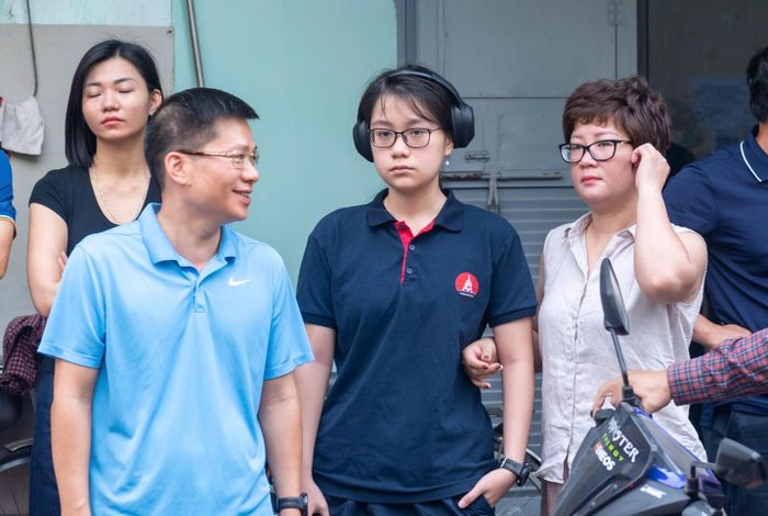 Ngược lại, nhiều thí sinh thoải mái, vui vẻ trước giờ làm bài thi Văn. Ảnh: Mạnh Hưng