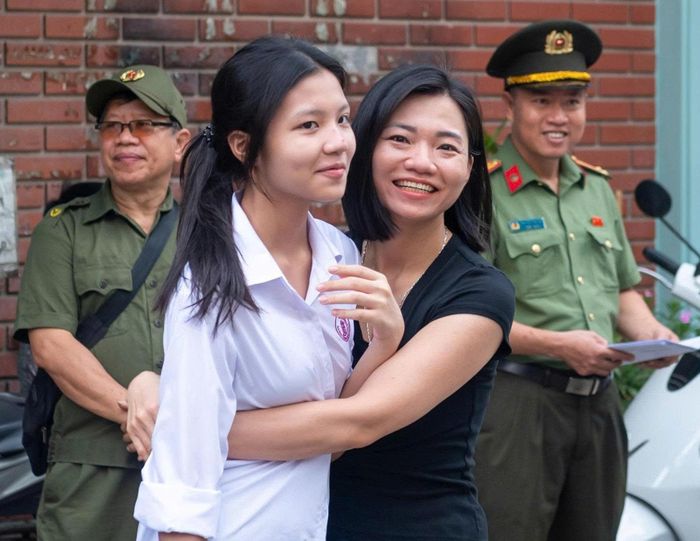 Người thân động viên thí sinh vững tin, làm tốt bài thi. Ảnh: Mạnh Hưng