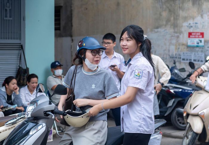 Tại Điểm thi Trường THPT Quang Trung Hà Đông, nhiều phụ huynh cũng đã đưa học sinh đến trường từ sớm. Ảnh: Mạnh Hưng